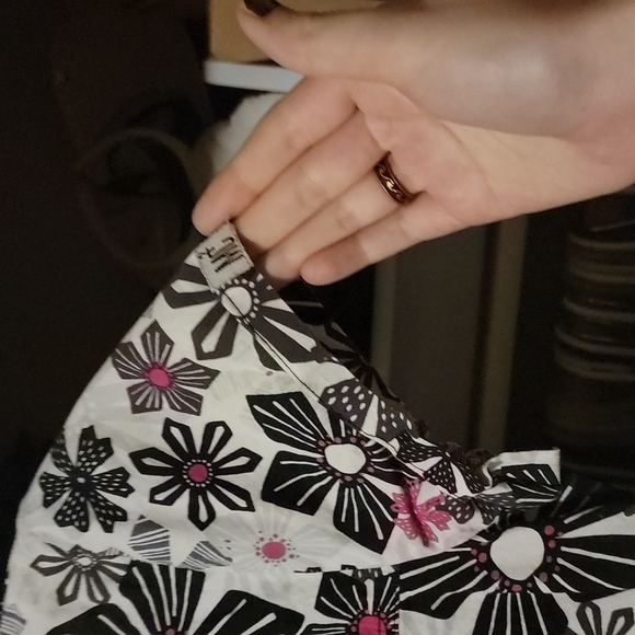 Black Floral MC^2 Scrub Top - Picture 4 of 8